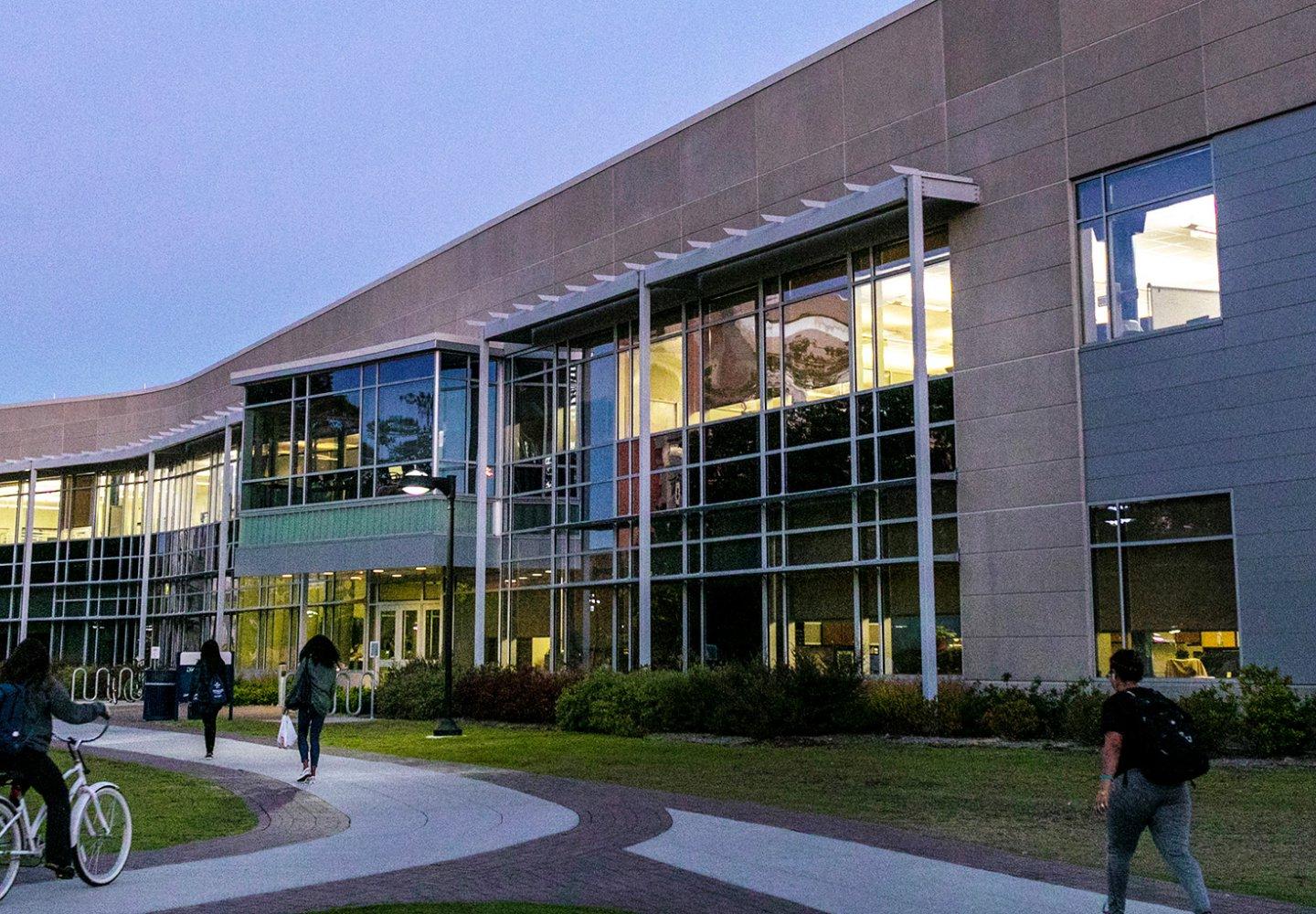 学生走 & bike at dusk to Engineering Systems Building